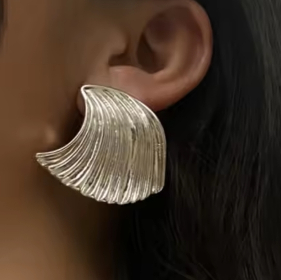 💚 3 For $15 Bold Wave Earrings Silver Tone Piereced - Picture 2 of 2